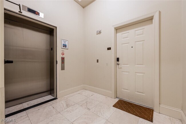 2743 First St in Ft. Myers, FL - Building Photo - Building Photo