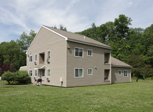 Summer Brook Apartments in Southington, CT - Building Photo - Building Photo