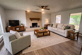 325 E Parkland Dr in Yukon, OK - Building Photo - Building Photo