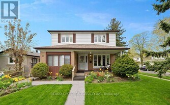 8 Midcroft Dr in Toronto, ON - Building Photo