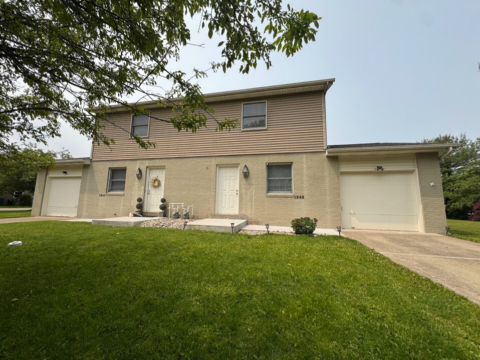 1341 Stardust Ave NW in Canton, OH - Building Photo