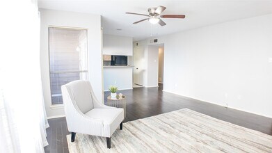 8020 Braesmain Dr in Houston, TX - Building Photo - Building Photo