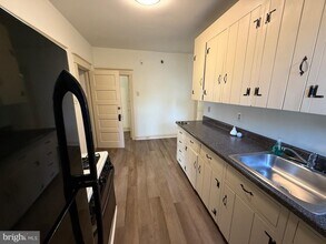 305 W Wayne Ave in Wayne, PA - Building Photo - Building Photo