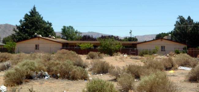 15784 Wanaque Rd in Apple Valley, CA - Foto de edificio - Building Photo