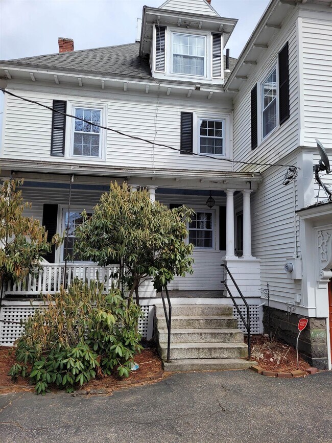 2060 Elm St in Manchester, NH - Building Photo - Building Photo
