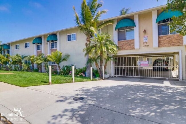 2219 Burroughs St in San Diego, CA - Foto de edificio - Building Photo
