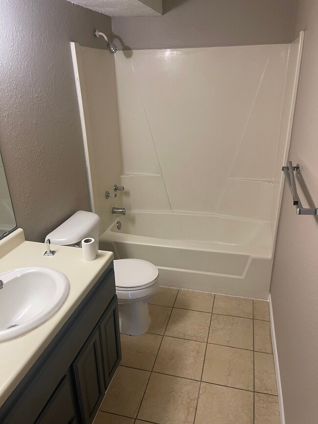 2301 Cannon St, Unit 3 in Hastings, MN - Foto de edificio - Building Photo