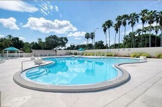 4265 Island Cir in Ft. Myers, FL - Foto de edificio - Building Photo