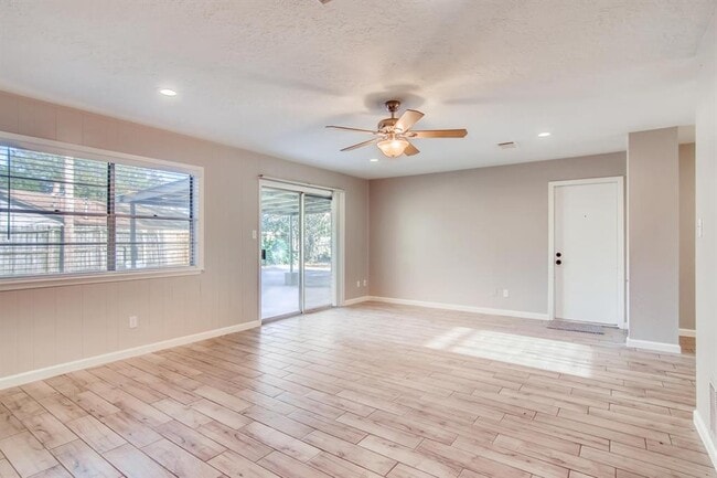 304 Lisa Ct in Friendswood, TX - Building Photo - Building Photo