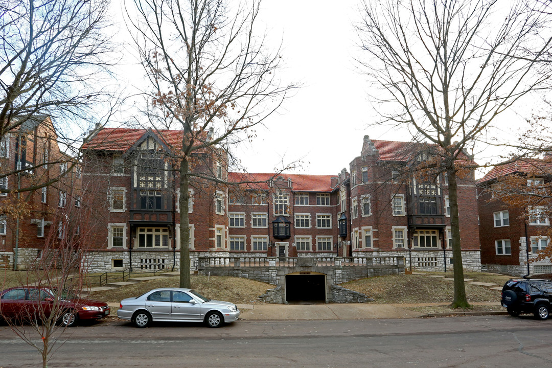 7556 Byron Pl in St. Louis, MO - Building Photo