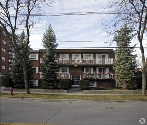 2375 Marine Dr in Oakville, ON - Building Photo