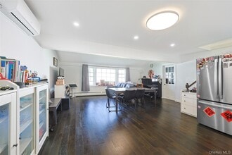 80 Cypress Ln E in Westbury, NY - Building Photo - Building Photo