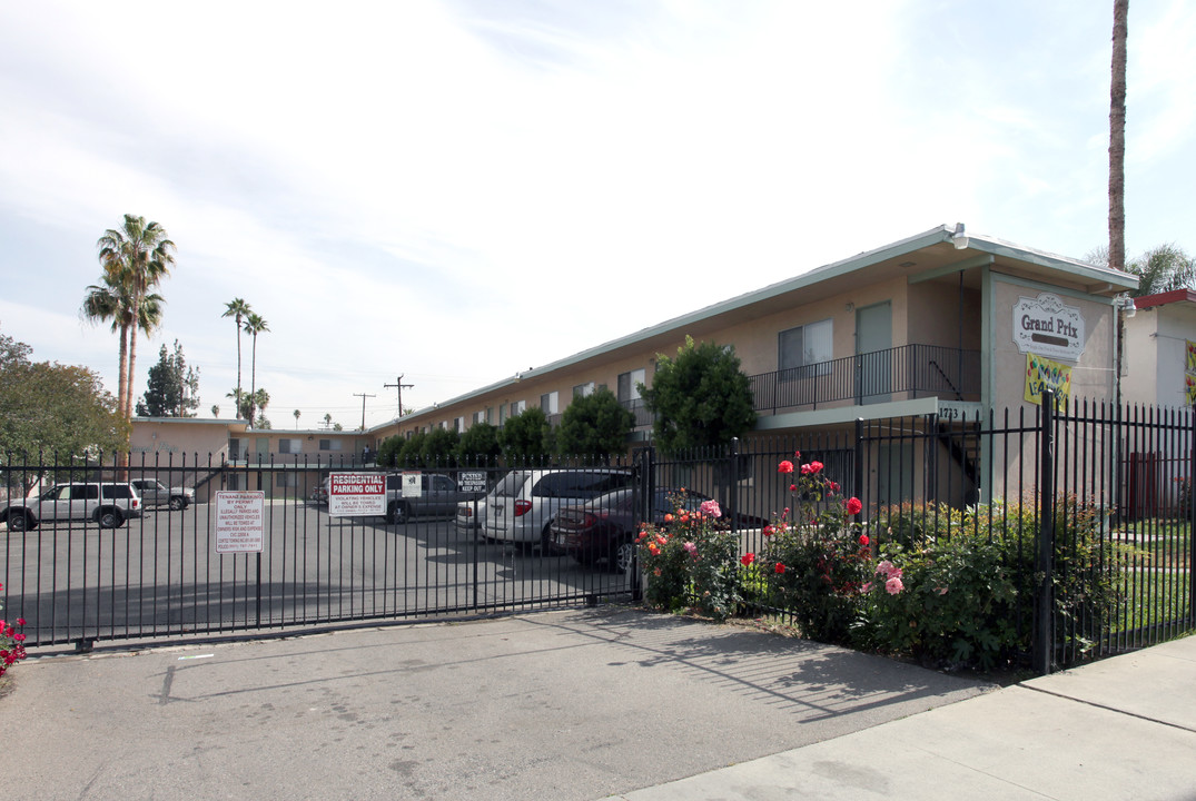 Grand Prix Apartments in Riverside, CA - Foto de edificio