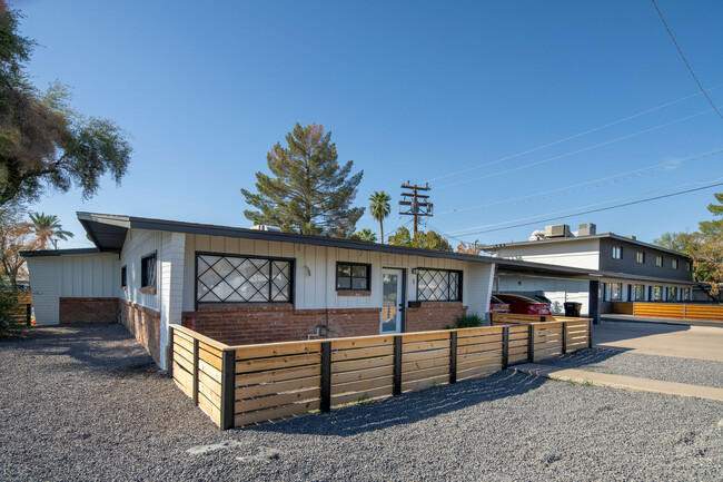 907 E Claremont St in Phoenix, AZ - Building Photo - Building Photo