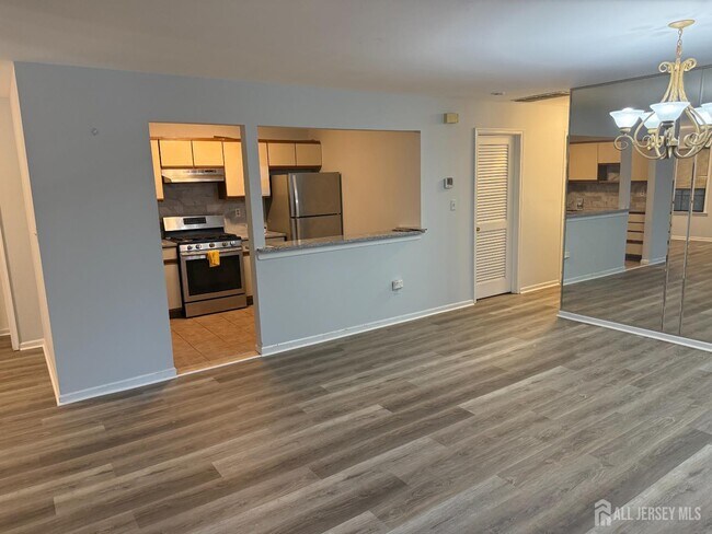 604 Woodhaven Dr in Edison, NJ - Building Photo - Building Photo