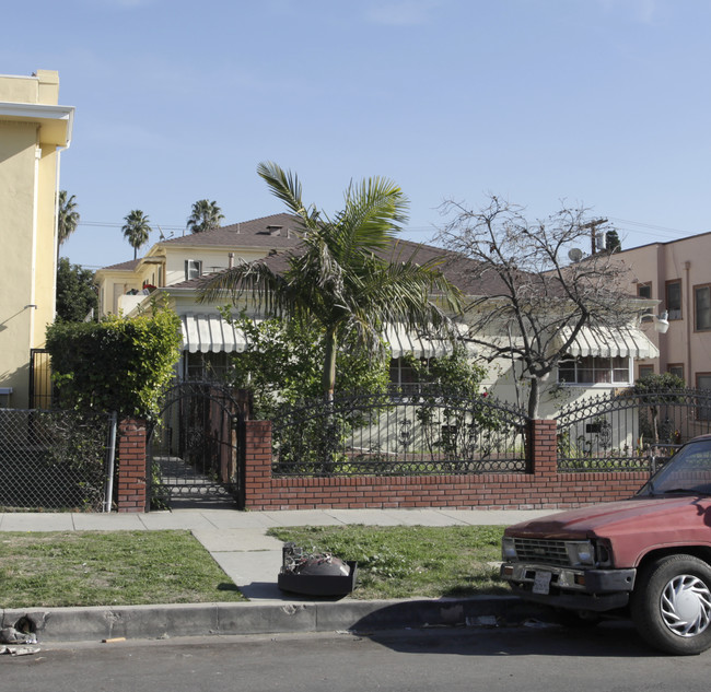 122-126 1/2 S Berendo St in Los Angeles, CA - Foto de edificio - Building Photo