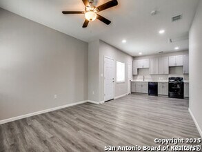 2910 S Laredo St in San Antonio, TX - Building Photo - Building Photo