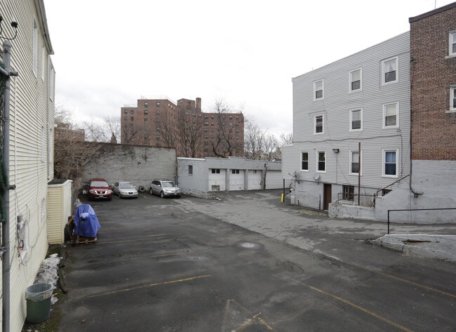 165 Waverly St in Yonkers, NY - Building Photo - Building Photo