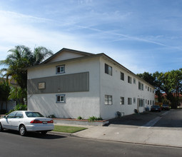 Esquire Palms Apartments in Midway City, CA - Foto de edificio - Building Photo