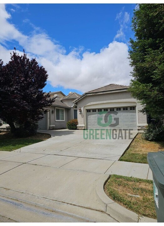 113 Hackney St in Patterson, CA - Building Photo