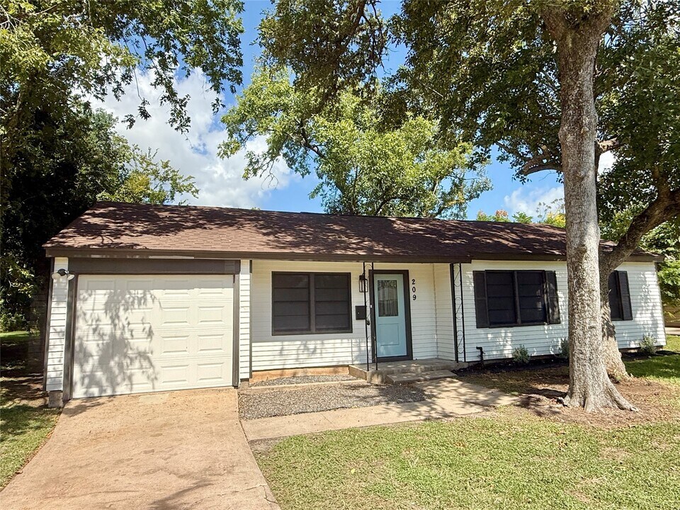 209 Laurel St in Lake Jackson, TX - Building Photo