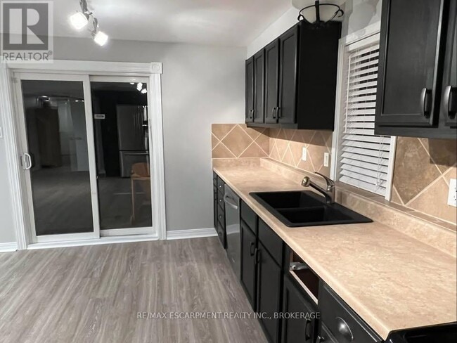 205 Dorchester Dr in Grimsby, ON - Building Photo - Building Photo