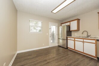 1318 Lyndsey Ridge Dr in La Vergne, TN - Foto de edificio - Building Photo