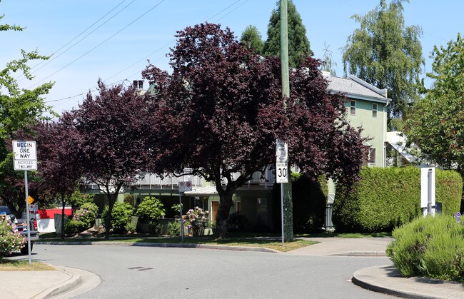 2052-2066 Cypress St in Vancouver, BC - Building Photo - Primary Photo