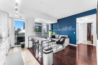 16 York St in Toronto, ON - Building Photo - Building Photo