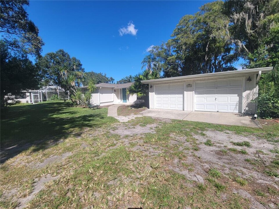 4642 Roberts Rd in Land O Lakes, FL - Foto de edificio