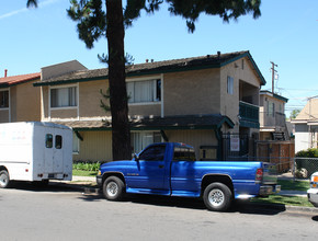 415 E Pine St in Santa Ana, CA - Foto de edificio - Building Photo