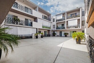 Mediterranean Apartments in Los Angeles, CA - Foto de edificio - Building Photo