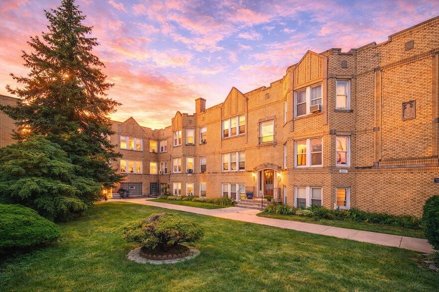 2419 N Oak Park Ave in Chicago, IL - Foto de edificio