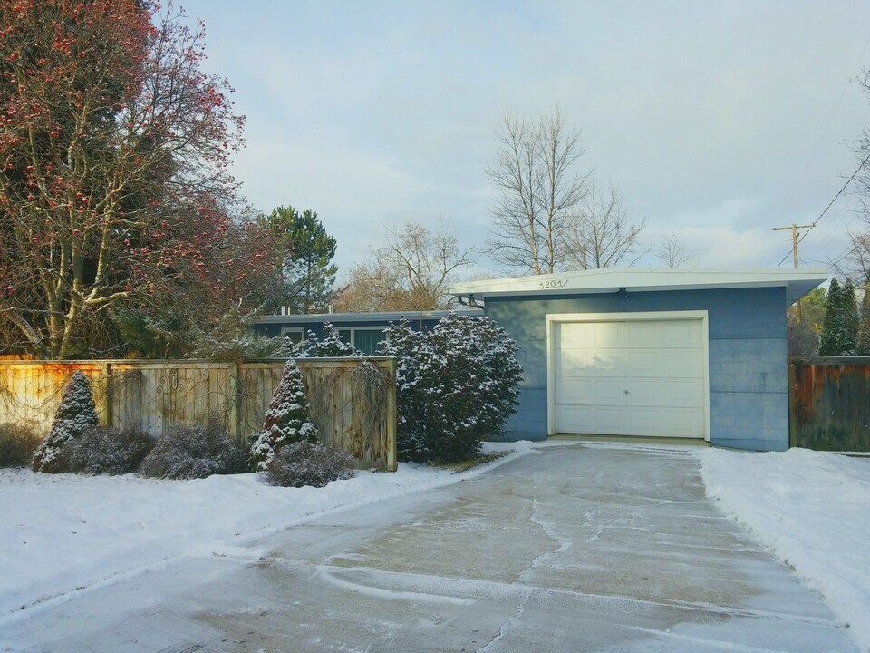 3207 Queen St in Missoula, MT - Building Photo