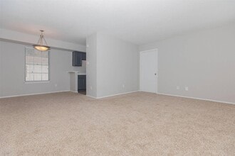 3125 Crestdale Dr, Unit 2190 in Houston, TX - Building Photo - Building Photo