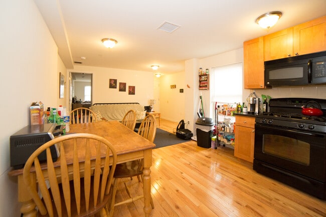 4317 Sansom St, Unit 3rd Fl in Philadelphia, PA - Building Photo - Building Photo