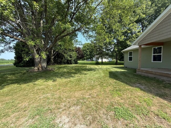 6256 Oak Rd in Plymouth, IN - Foto de edificio - Building Photo