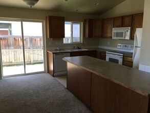 1395 NE 5th St in Redmond, OR - Building Photo - Building Photo