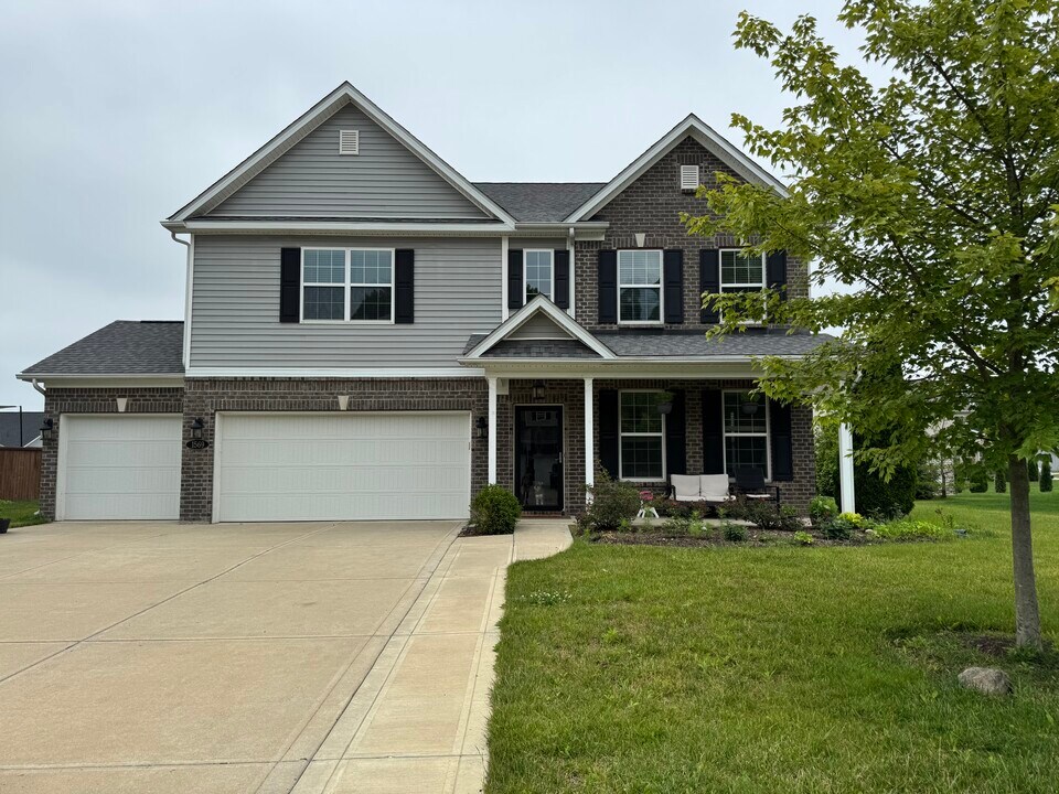 1569 Dorset Dr in Avon, IN - Building Photo