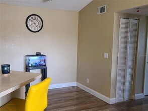 4630 Commander Dr, Unit 1038 in Orlando, FL - Foto de edificio - Building Photo