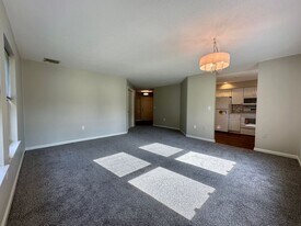 3524 W Shore Rd in Warwick, RI - Building Photo