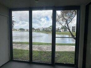 208 Lake Pointe Dr in Oakland Park, FL - Building Photo - Building Photo