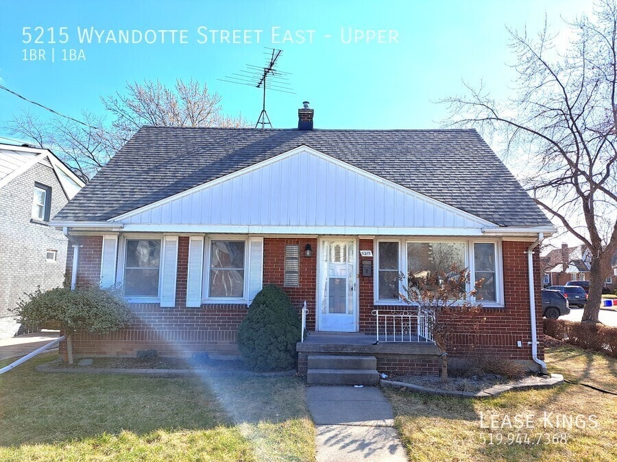 5215 Wyandotte St E in Windsor, ON - Building Photo