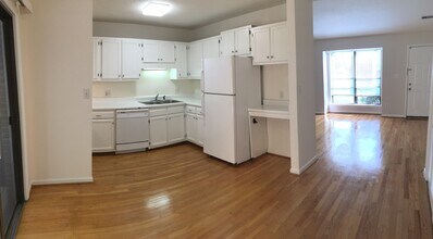 6828 Ray Rd, Unit Suite A in Raleigh, NC - Foto de edificio - Building Photo