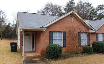 1006 N 1st St in Opelika, AL - Building Photo