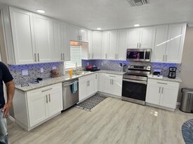 1250 S Pinellas Ave, Unit Green Dolphin Unit 814 in Tarpon Springs, FL - Building Photo