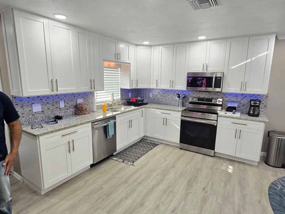 1250 S Pinellas Ave, Unit Green Dolphin Unit 814 in Tarpon Springs, FL - Foto de edificio