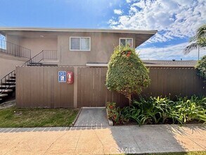 17102 Emerald Ln, Unit 4 in Huntington Beach, CA - Foto de edificio - Building Photo