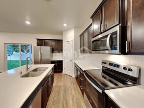 30826 SE 418th St in Enumclaw, WA - Foto de edificio - Building Photo