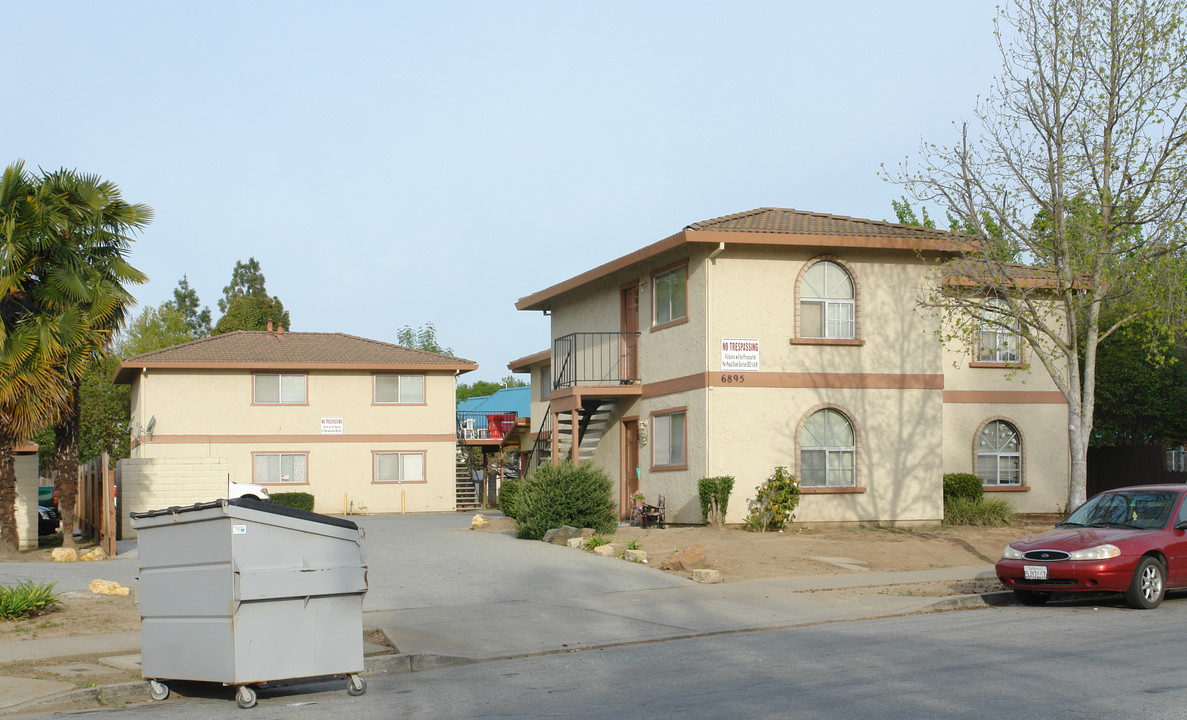 6895 Princevalle St in Gilroy, CA - Building Photo